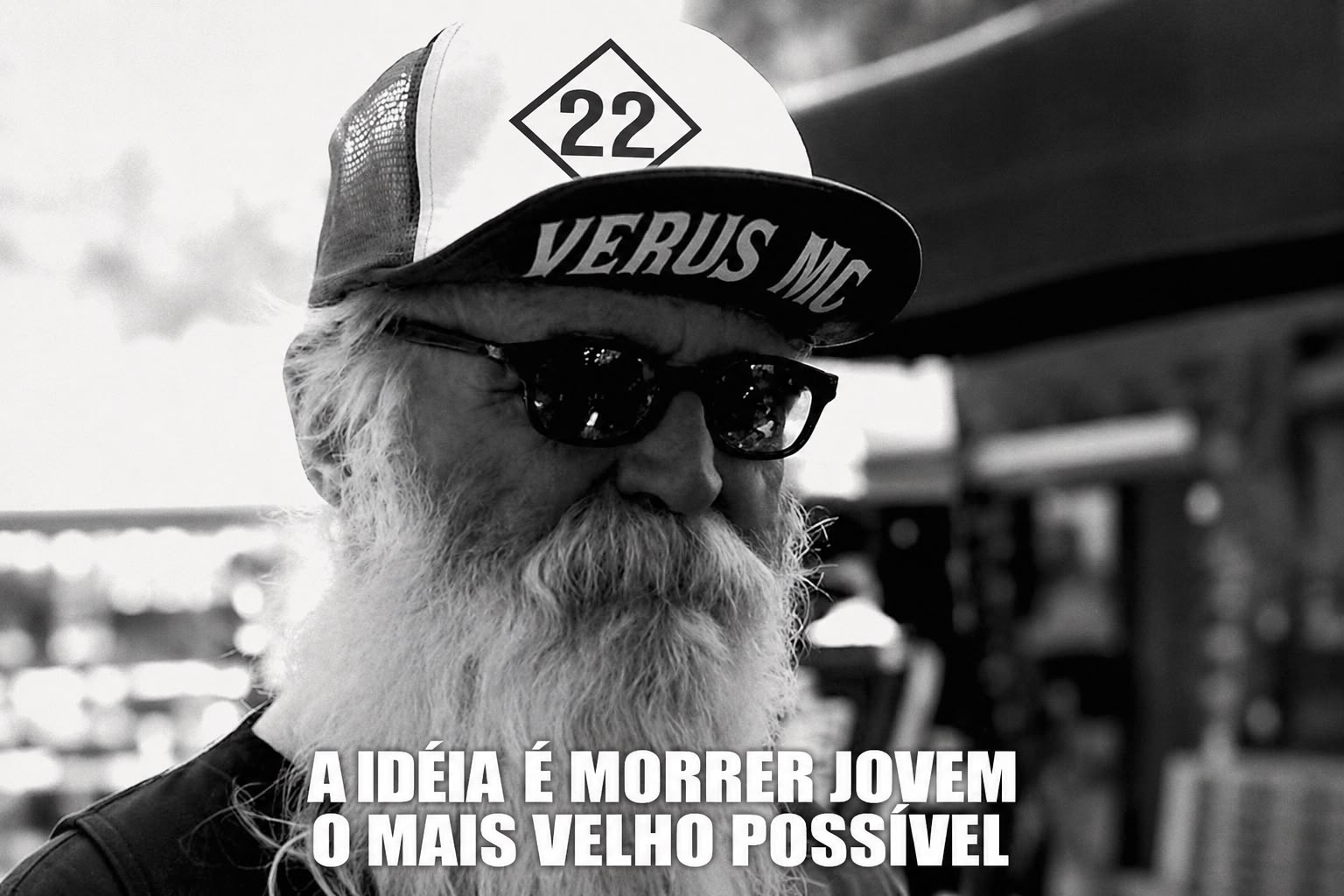 Membro do VERUS MC com boné oficial